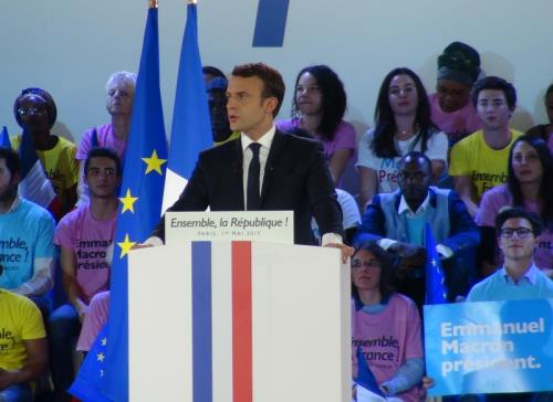 中間派的馬克宏無意外地，當選法國最年輕的總統。馬克宏在巴黎舉辦選前最後一場大型造勢活動，他在演說中批評對手瑪 琳．雷朋的政見只會導致經濟戰爭和悲慘。   圖：中央社