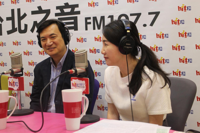吳敦義競選團隊發言人楊永明(左)及網路小組謝衣鳳8日接受廣播節目「寇寇早餐」訪問。   圖：台北之音提供。