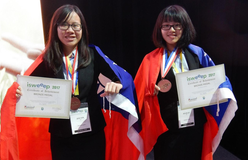 北一女林柔吟(左)與葉冠汝同學以「淘氣精靈」為研究主題，成功在美國「國際永續發展3E科技競賽」拿下一枚銅牌。。   圖：教育部/提供