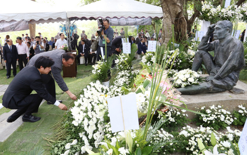 台南市長賴清德和日方代表一起向八田與一銅像獻花致意。   圖：黃博郎／攝