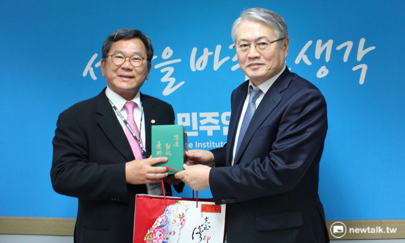 南韓「共同民主黨」智庫金院長(Kim Yongik）（右）向民進黨訪問團團長陳明文表示，WHO是不涉及政治因素的國際組織，每一個國家都應該加入。   圖：民進黨/提供