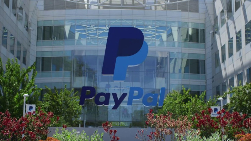 PayPal，是一個總部在美國加利福尼亞州聖荷西市的網際網路第三方支付服務商，允許在使用電子郵件來標識身分的用戶之間轉移資金，避免了傳統的郵寄支票或者匯款的方法。   圖：翻攝自The Verge