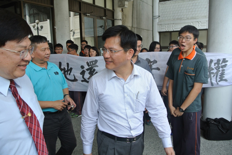 林佳龍面對學生的抗議仍面帶微笑。   圖：唐復年/攝