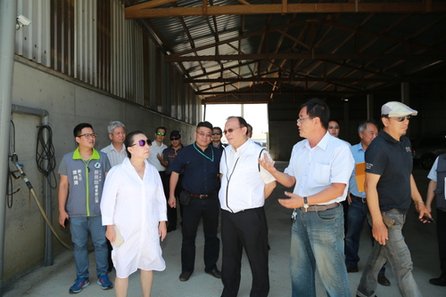 嘉義縣養豬戶自德國引進沼氣發電系統，農委會主委林聰賢表示肯定。圖：嘉義縣政府提供   圖：嘉義縣政府提供