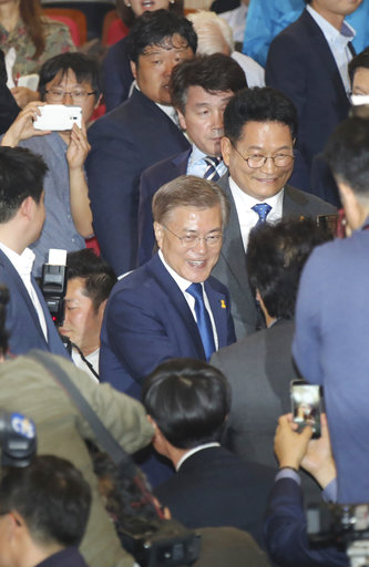 南韓總統大選9日投票結果，文在寅獲得勝選，受到支持者的熱烈歡迎。   圖: 達志影像 / 美聯社
