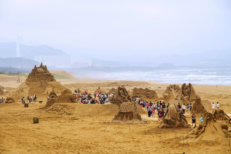 今年邁入第十年的沙雕節，集合80件沙雕作品，藉由一名小女孩的幻想樂園來串聯。   圖：翻攝自東北角之友臉書