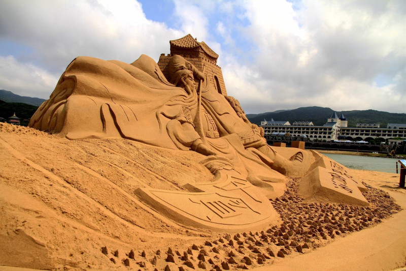 今年沙雕節以「福隆金沙 十年有城」為創作主題，由世界各國沙雕好手齊聚創作，展現專屬福隆金沙的沙雕藝術。   圖：翻攝自東北角之友臉書
