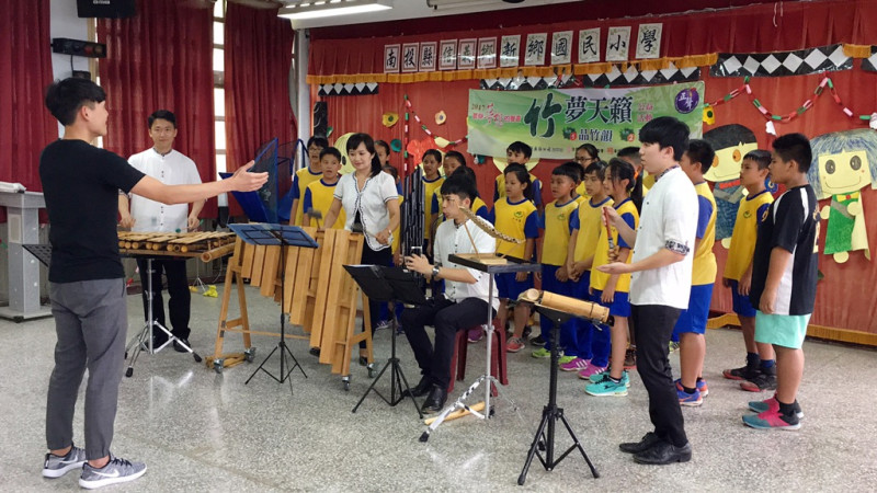 台灣竹樂團與新鄉國小合唱團即興合演名曲-奇異恩典。   圖：正聲台中台提供