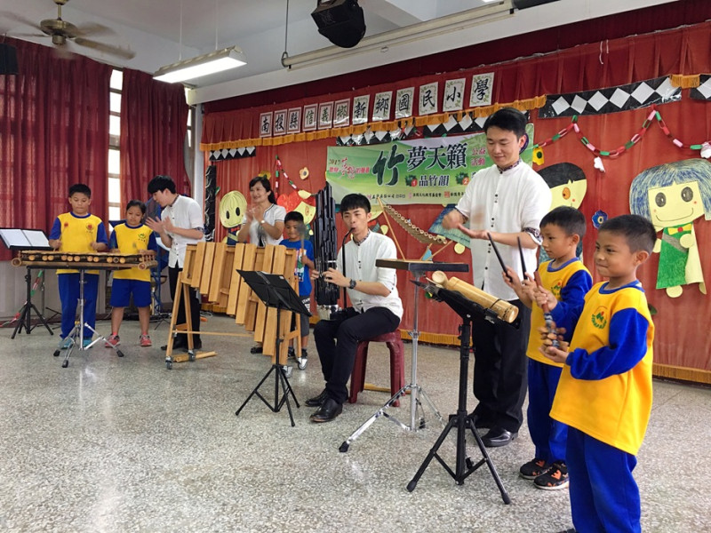 新鄉國小學生體驗演奏竹樂器的樂趣。   圖：正聲台中台提供