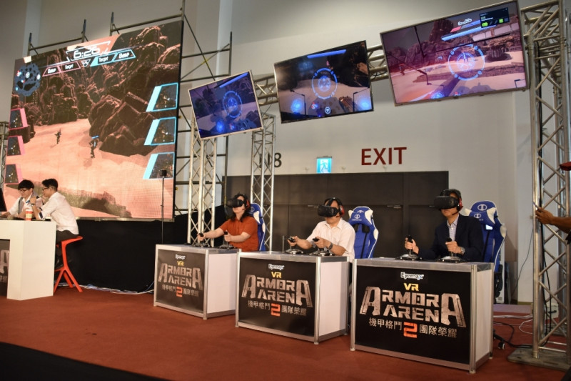 政委唐鳳親自下場體驗崴打造VR跨域體感主題館內的電競形式Fun Tech互動場域。   圖：台灣產業策進會提供