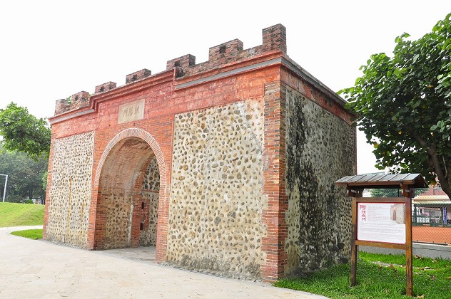 「阿猴城門」意即屏東城門，是清代屏東古城一部份，曾見證了漢人遷徙至屏東的歷史。   圖：翻攝自PBike官方網站