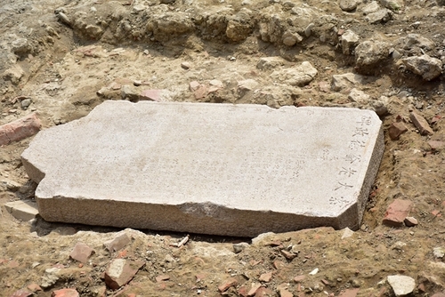 左營舊城考古試掘出土距今約253年的清代「索大老爺德政碑」。   圖：高雄市文化局提供