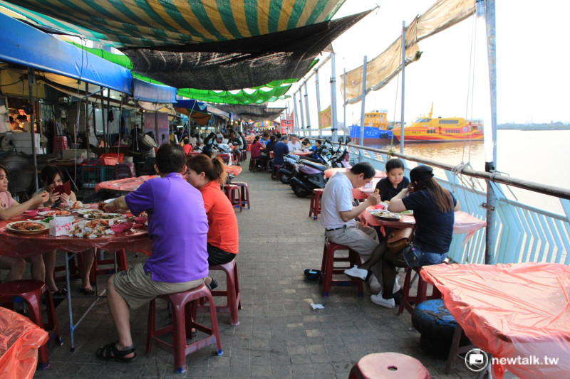華僑市場提供現場烹煮漁獲的服務，民眾可自行挑選食材後，交由店家做成料理，是在第一大特色。   圖：呂晏慈攝