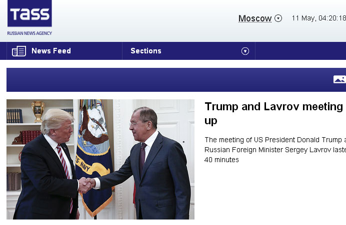 美國總統川普（左）在白宮會晤俄羅斯外長，未料照片卻是由俄國官媒塔斯社流出。   圖：翻攝塔斯社官網