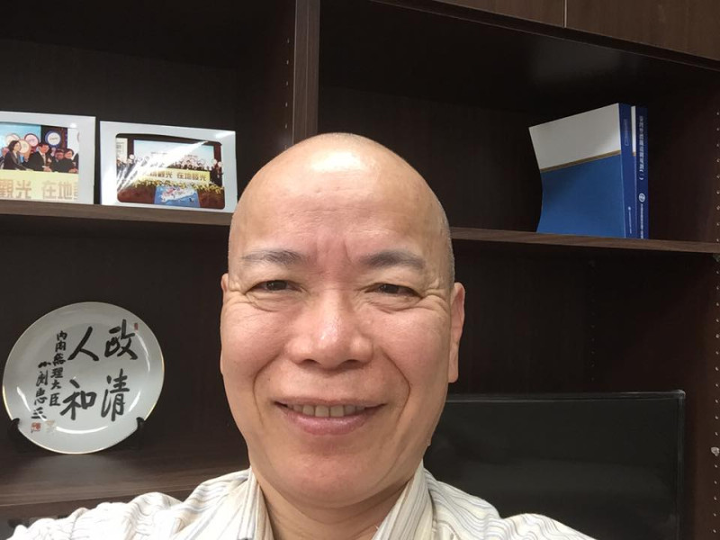 行政院政務委員張景森今（11）天呼籲台灣應改革服裝文化，讓穿著更接近台灣的氣候環境，發展出自己的時尚產業。   圖：翻攝張景森臉書