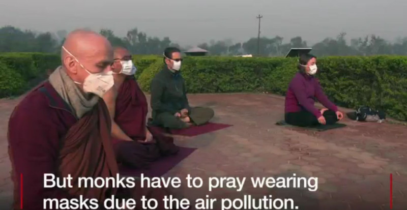 世界文化遺產的尼泊爾藍毗尼飽受空氣污染嚴重威脅，僧侶與冥想者都戴上口罩。   圖：翻攝BBC