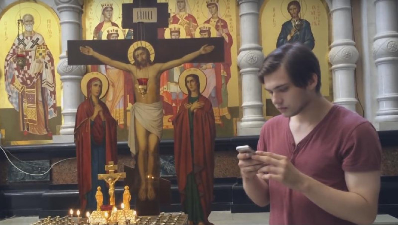 俄國22歲部落客索科洛夫斯基(Ruslan Sokolovsky)因在俄國一座東正教教堂內玩《精靈寶可夢GO》(Pokemon Go)，遭判處3年5個月緩刑。   圖:擷取自Ruslan Sokolovsky Youtube。