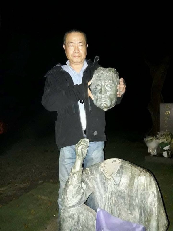 前台北市議員李承龍將八田與一銅像斷頭後，拿著銅像的頭合影。   圖: 翻攝自攝政「新思維」臉書