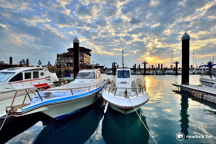 桃園市竹圍漁港夕照。前兩天全台各地傳出最高溫，但氣象局對此表示，今日中午可能還會更熱！午後要慎防雷陣雨。   圖：謝佑欣/提供