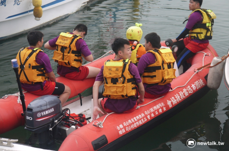 橡皮艇救援小組。   圖：鍾孟軒/攝