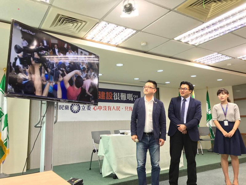 民進黨中央黨部今(12)天召開記者會，指責國民黨「為一黨之私葬送台灣未來」。   圖：謝莉慧/攝