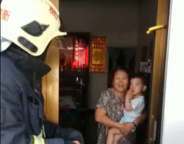 孫兒獲救後，阿嬤感謝消防隊員的辛勞。   圖：嘉義市政府/提供