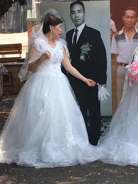 媽媽們穿上婚紗走秀。   圖：擷取自憲光二村Facebook粉絲專頁