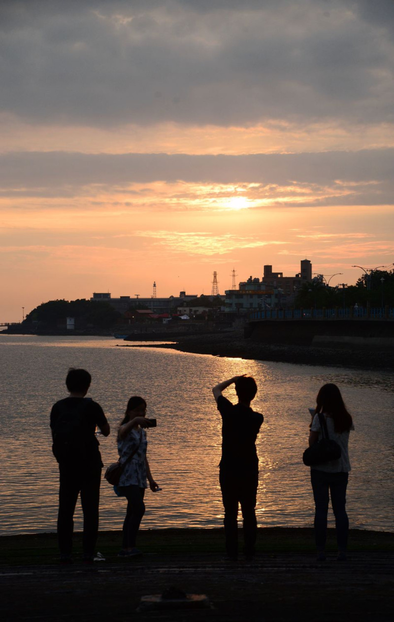 海關碼頭的私房景點，是觀賞夕陽的絕佳地點。   圖：新北市政府提供
