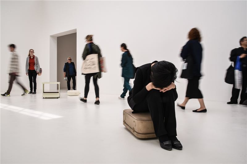 鄭麗君參觀威尼斯雙年展澳洲館藝術家喬迪.克羅梅作品時，化身為作品的一部分。   圖：文化部提供