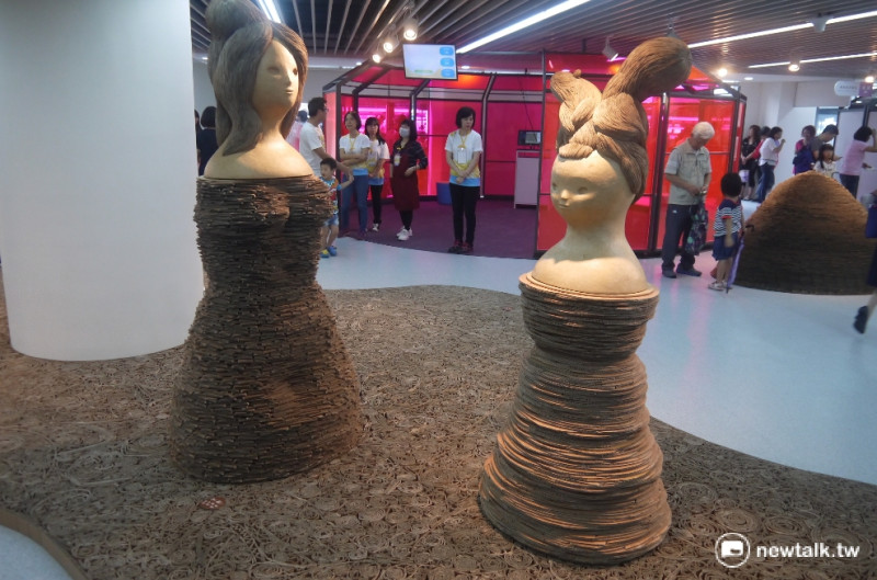 桃園市兒童美術館展出瓦楞紙雕塑藝術品。   圖：鍾孟軒/攝