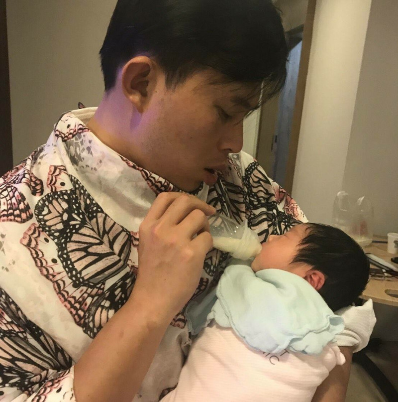 立委黃國昌在臉書貼出親自餵奶的照片。   圖：翻攝黃國昌臉書
