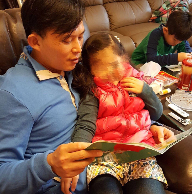 在年初的除夕夜，黃國昌也貼出他為女兒讀拔蘿蔔故事的照片。   圖：翻攝黃國昌臉書