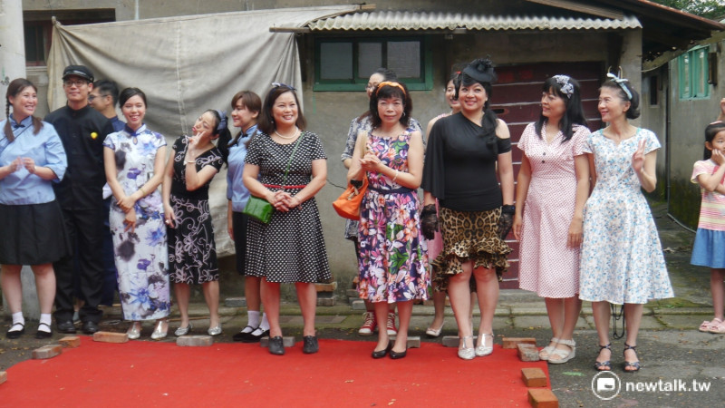 也有一些媽媽們，穿上復古小洋裝，開心參與開幕式活動。   圖：桃園市政府文化局提供