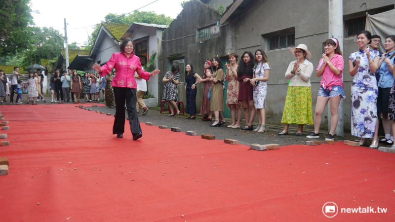 桃園市文化局長莊秀美穿上旗袍，仿若回到五〇年代的眷村故事中。   圖：桃園市政府文化局提供