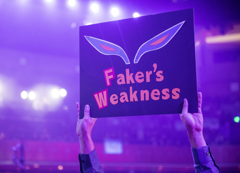 今日（14）「韓國殺手」閃電狼再度於MSI擊敗SKT，場上有粉絲高舉閃電狼的應援牌，並將閃電狼的縮寫「FW」改編成「Faker's Weakness」（Faker的弱點，Faker為SKT王牌中路選手），讓人看了忍俊不禁。   圖：翻攝自 LoL eSports Twitch