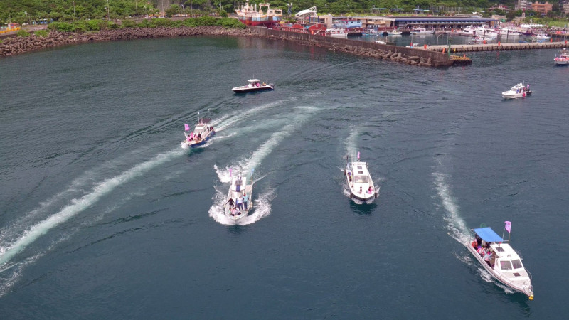 林右昌特地為台琉國際帆船賽事鳴笛啟航。   圖：基隆市政府/提供