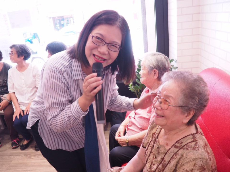 管碧玲邀請95歲的陳奶奶與88歲的魏嬤嬤一同參加活動。   圖：翻攝自管碧玲臉書