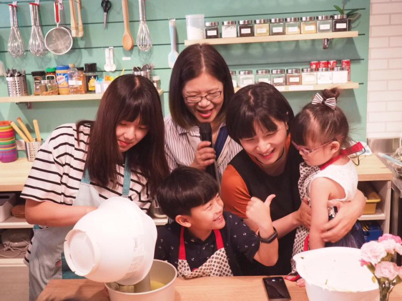 管碧玲今（14日）邀請七組家庭由爸爸們帶著孩子親手製作蛋糕，獻給在場督軍的媽媽們。   圖：翻攝自管碧玲臉書
