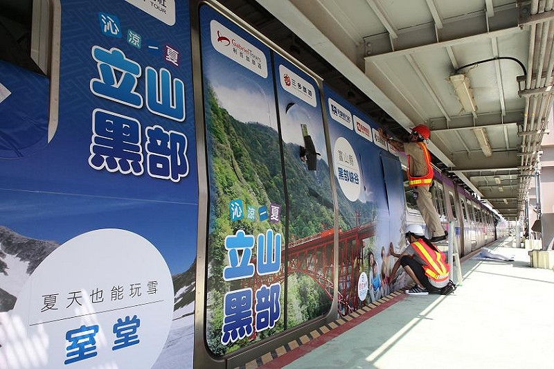 趁著機捷彩繪列車首航前，桃捷公司特別公開機捷彩繪列車的貼紙上刊過程。   圖：桃園機場捷運提供