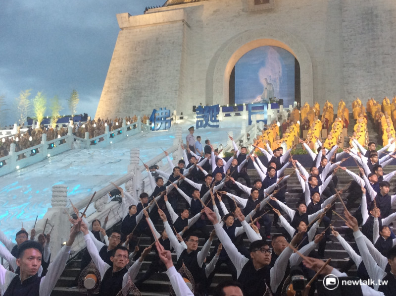 儀式中有128位台灣佛教界張老法師敲鐘、結合600位青年擊鼓，演出「千手鼓動、同心舞動」鐘鼓齊鳴的祈福活動   