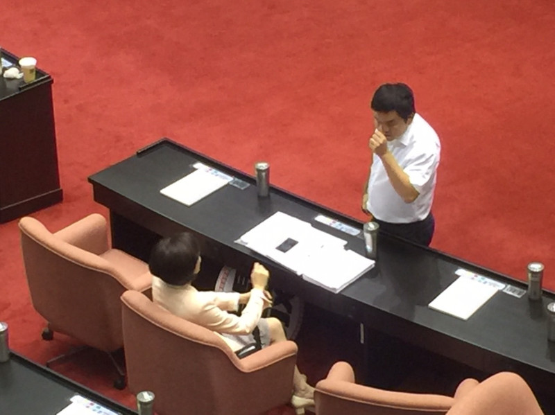綠委莊瑞雄16日向國民黨團書記長王育敏抗議，指自己的法案已被國民黨擋了2次無法付委。   圖：林人芳／攝