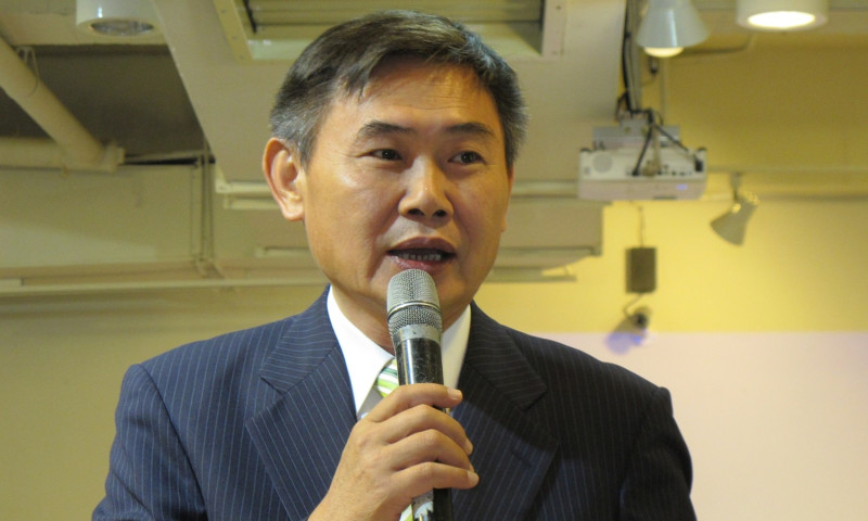 民進黨前副秘書長李俊毅16日批評其他台南市長候選人選舉方式低俗，抱緊賴神大腿。   圖：林朝億/攝