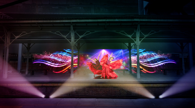 這場全國首次在火車站演出的大型光雕秀，現場並邀請了廖末喜舞蹈劇場，以月台進行舞台表演。   圖：翻攝自臺中光影藝術節網站