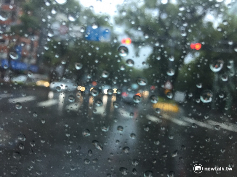 今日（16）鋒面已經抵達並逐漸往南移動。   圖：陳奕/攝