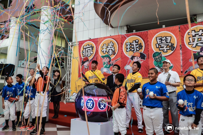 台南市政府第二官方語言專案辦公室今（16）日舉辦「Play Ball!瘋棒球學英語」記者會，邀請市民一起來瘋棒球學英語。   圖：黃博郎/攝 