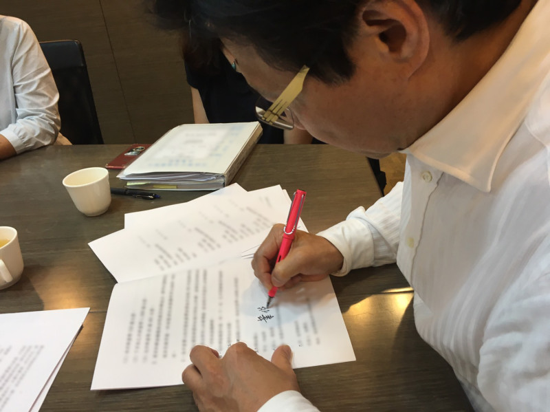 葉俊榮16日簽訂「和解書草本」，將以「都市計畫變更」方式完成「張藥房原地重建」目標。   圖：內政部／提供