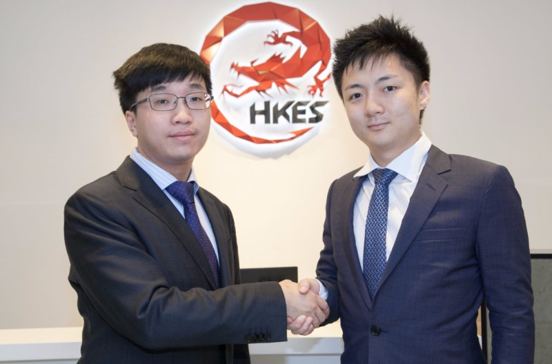 香港電競公司 Hong Kong Esports (HKES) 於今（16）日宣佈旗下《英雄聯盟》戰隊將網羅 S3 世界亞軍前「皇族」選手 Tabe 成為隊上的新教練，誓言要在夏季賽讓大家耳目一新。   圖：翻攝自HKES臉書