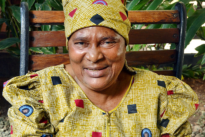 60歲的皮麗現在是坦尚尼亞第1位礦場女老闆，她曾女扮男裝10年深入礦坑工作。   圖：翻攝聯合國婦女組織/Deepika Nath