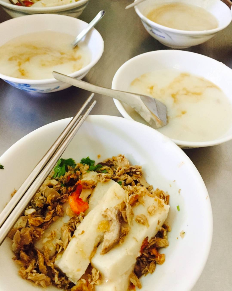 東港街上有許多著名的肉粿小吃店，搭配特製醬汁，滋味令人難忘。   圖：翻攝自i屏東instagram