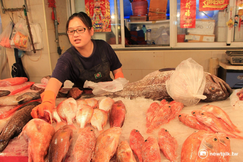華僑市場內，聚集超過400攤攤販，販售生食、熟食，還能買到剛剛上岸的新鮮漁獲。   圖：呂晏慈攝